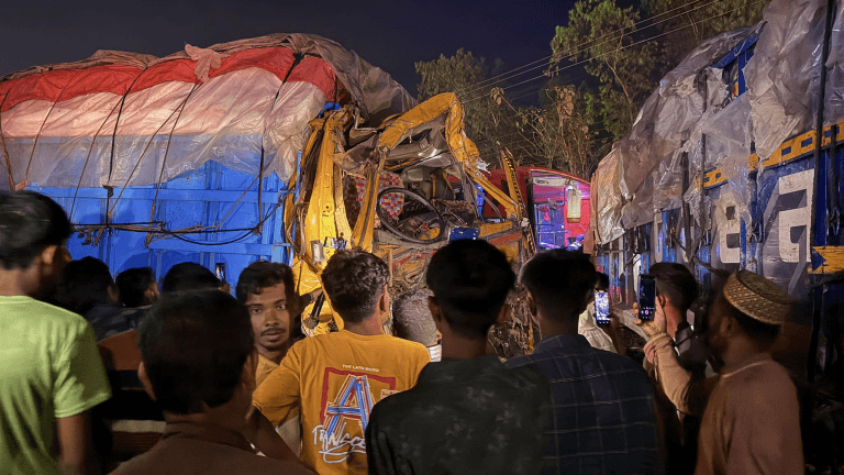 মির্জাপুর বাজার কবরস্থানের পাশে ভয়াবহ সড়ক দূর্ঘটনার কিছু চিত্র!